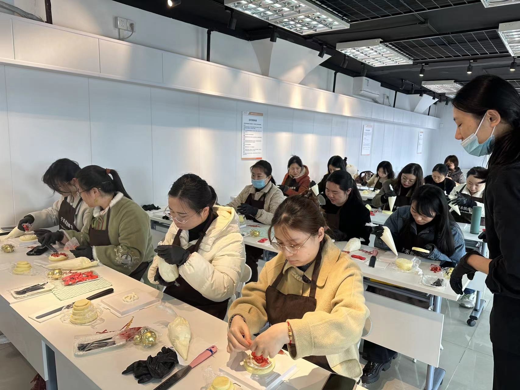 江苏省文化艺术研究院举办女职工烘焙活动庆祝 “三八”妇女节