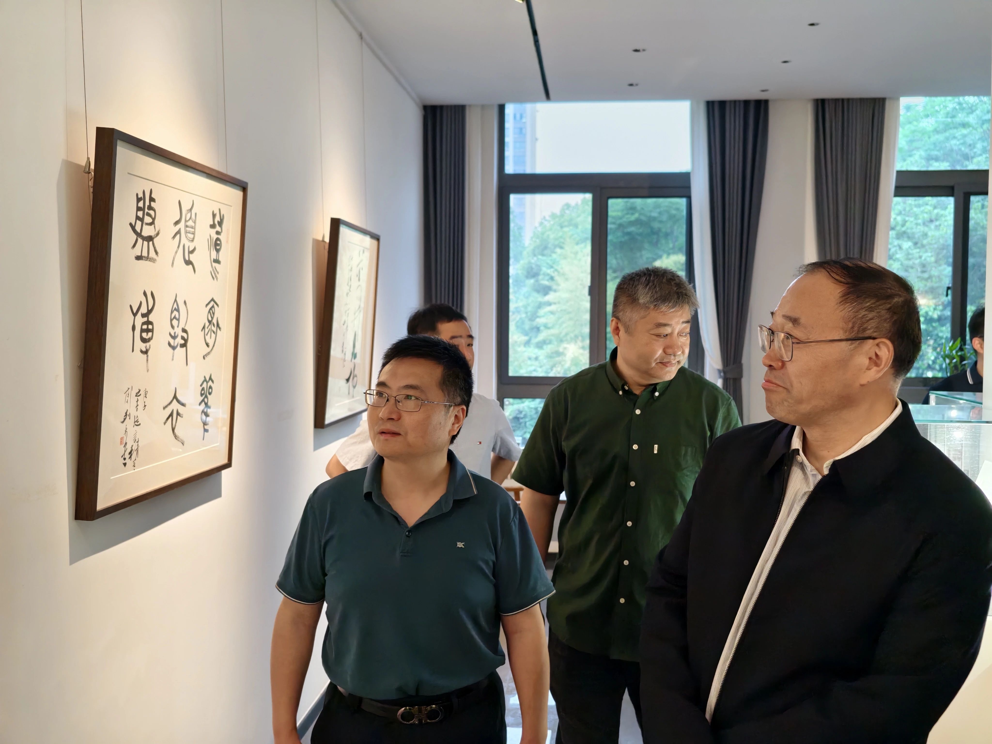 省文旅厅领导参观“春煦雅集 丹青共映——江苏省文化艺术研究院在职书画家作品展”